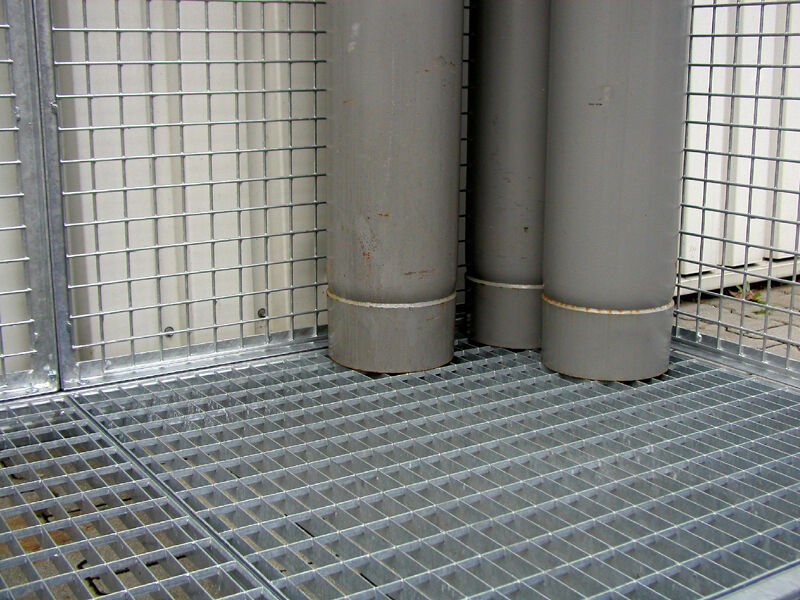 Gas cylinder storage accessories grid floor