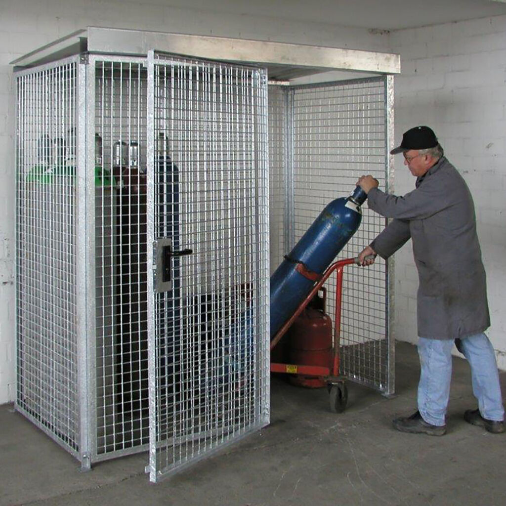 Gasflaschenlagerung Depot mit Dach für 32 Gasflaschen ø230 mm 