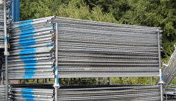 Storage pallet for construction industry suitable for 30 building fences stackable