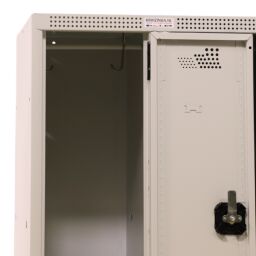 Magazijnkasten gebruikt garderobekast 6 deuren (codeslot)