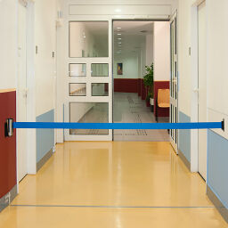 Absperrung Sicherheit und Markierung Sicherheit Markierung Wandhalter mit Blau Kordelzug von  2,5 Meter lange.  T: 80, H: 150 (mm). Artikelcode: 42.179.20.441