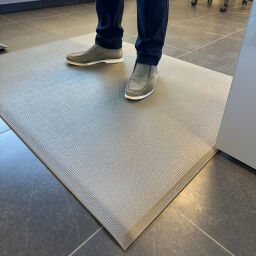 Tapis antifatigue avec une structure de grille grise
