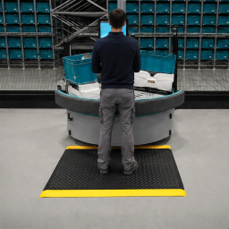 Tapis antifatigue avec un motif de plaque à damier noir et jaune
