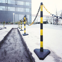 Barriers Safety and marking combination kit 6 uprights with triangle plate, complete with 10 m chain and hooks (black/yellow) .  W: 40, H: 870 (mm). Article code: 42.175.13.735