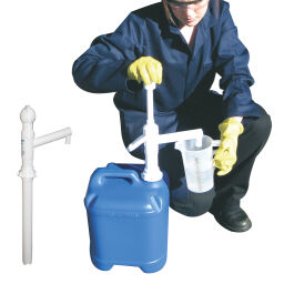 Vatenhandelingapparatuur handpomp geschikt tot 30L vaten chemie-set 48-10054