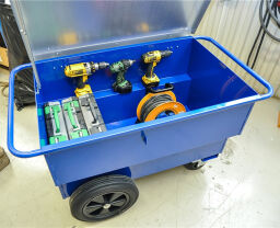 Sicherheitsbox Werkzeug- Sicherungs-Box auf Rädern.  L: 1490, B: 620, H: 610 (mm). Artikelcode: 96-KM9202