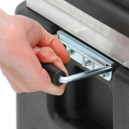 Sicherheitsbox Transportbehälter mit doppelte Schnellverschluß und Handgriffe.  L: 655, B: 380, H: 490 (mm). Artikelcode: 81-8138