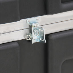 Sicherheitsbox Transportbehälter auf Rädern mit doppelte Schnellverschluß und Handgriffe.  L: 810, B: 430, H: 440 (mm). Artikelcode: 81-8136