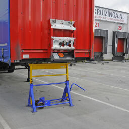 Container loading ramp loading support adjustable in height