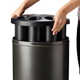 Gebrauchte Abfallbehälter Abfall und Reinigung Mülltonne aus Stahl Bechersammler Ausführung:  Bechersammler.  L: 390, B: 390, H: 780 (mm). Artikelcode: 8256211-GB