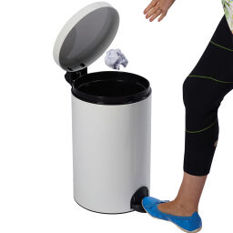 Abfallbehälter Abfall und Reinigung Stahl Mülltonne mit Deckel auf Ständer Inhalt (Ltr):  5.  L: 210, B: 210, H: 280 (mm). Artikelcode: 8290114