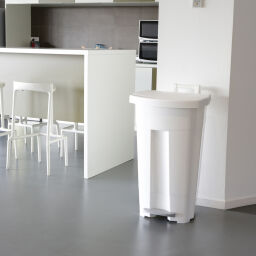 Abfallbehälter Abfall und Reinigung Kunststoff Mülltonne mit Deckel auf Ständer Option:  Korpus weiß.  L: 510, B: 510, H: 895 (mm). Artikelcode: 8256700