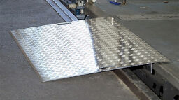 acces ramps access ramp loading dock aluminium 10 to 22.5 cm.  L: 1800, W: 1250,  (mm). Article code: 8630700009