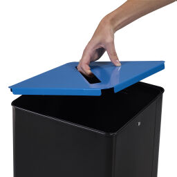 Afvalbak Afval en reiniging metalen afvalbak sorteerinstallatie Inhoud (ltr):  40.  L: 270, B: 270, H: 590 (mm). Artikelcode: 8256170
