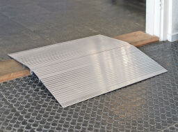 Verladeschienen/Auffahrrampen Schwellenplatte Aluminium Klappbar 1.5 tot 6 cm.  L: 600, B: 700,  (mm). Artikelcode: 8630710000