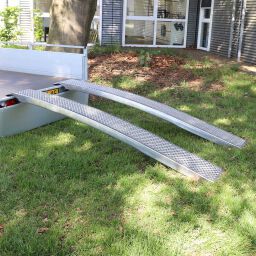 acces ramps access ramp curved aluminium 250 cm (pair) Height difference:  80 - 120 cm.  L: 2498, W: 260, H: 75 (mm). Article code: 86G25-75