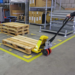 Pallet truck standard fork length 1150 mm lifting height 85-200 mm.  L: 1540, W: 540, H: 1220 (mm). Article code: 99-1542