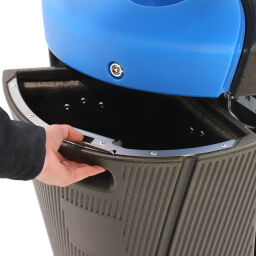 Buitenafvalbak Afval en reiniging kunststof afvalbak met 3 compartimenten op voet Artikelindeling:  Nieuw.  L: 600, B: 600, H: 1350 (mm). Artikelcode: 89-30156025