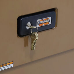 Sicherheitsbox Werkzeug- Sicherungs-Box mit Kranösen.  L: 1680, B: 762, H: 910 (mm). Artikelcode: 8130298