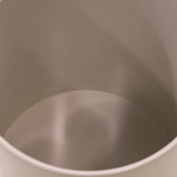 Gebruikte Afvalbak Afval en reiniging stalen afvalbak deksel met inwerpopening Artikelindeling:  Gebruikt.  L: 240, B: 240, H: 345 (mm). Artikelcode: 98-3378GB