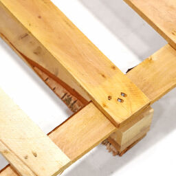 Gebruikte Pallet houten pallet met 3 sleden.  L: 800, B: 600, H: 150 (mm). Artikelcode: 99-4028GB
