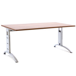 Gebruikte Werktafel bureau in hoogte verstelbaar.  B: 1600, D: 800, H: 670 (mm). Artikelcode: 77-00205