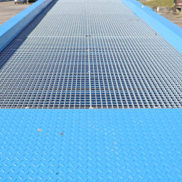 Container loading ramp mobile adjustable in height