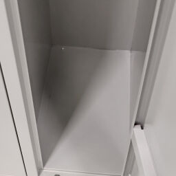 Cabinet locker cabinet 3 doors (padlock) used.  W: 890, D: 500, H: 1900 (mm). Article code: 45-WRC3-P-HS-GB
