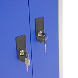 Gebruikte Kast garderobekast 4 deuren (cilindersluiting).  B: 800, D: 500, H: 1800 (mm). Artikelcode: 77-A106647