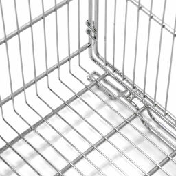 Wire basket with separation wall grip opening