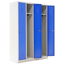 Gebrauchte Schrank Kleiderspind 4 Türen (Zylinderschloss).  B: 1200, T: 500, H: 1800 (mm). Artikelcode: 77-A901542-01