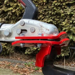 locks Hub on Hub Click & Lock trailer couplingassist 