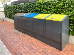 Minicontainer ombouw voor 120 liter afvalcontainers  met afsluitbare inwerpklep met gasdrukveren
