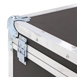 Flightcases met dubbele sluiting en handgrepen