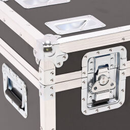 Flightcase with double closure and handle