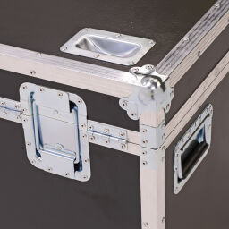 Flightcases met dubbele sluiting en handgrepen