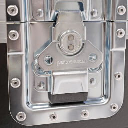 Flightcase with double closure and handle