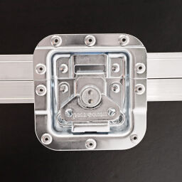 Flightcases met dubbele sluiting en handgrepen